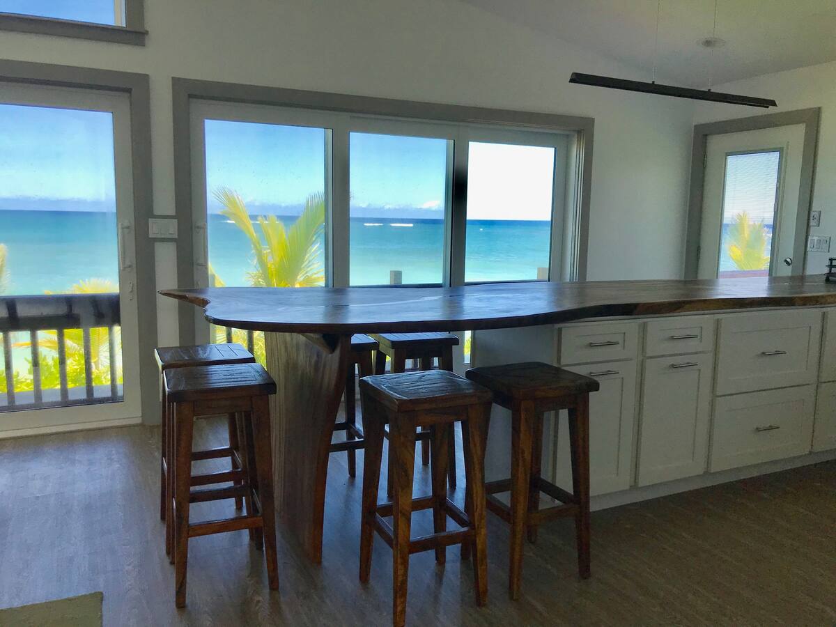 Beach front 2br with ocean and mnt views