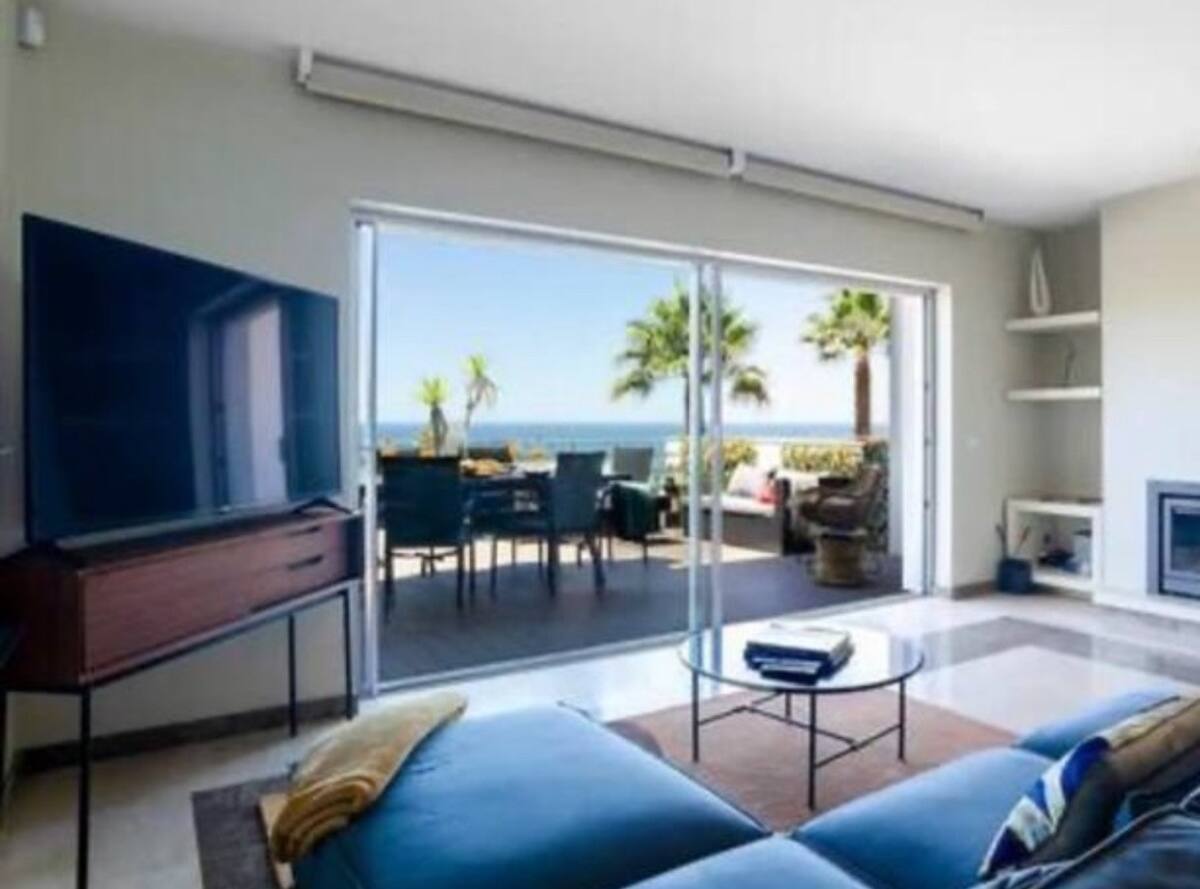 Enjoy 100ft Wave from Bed - 1 Bed