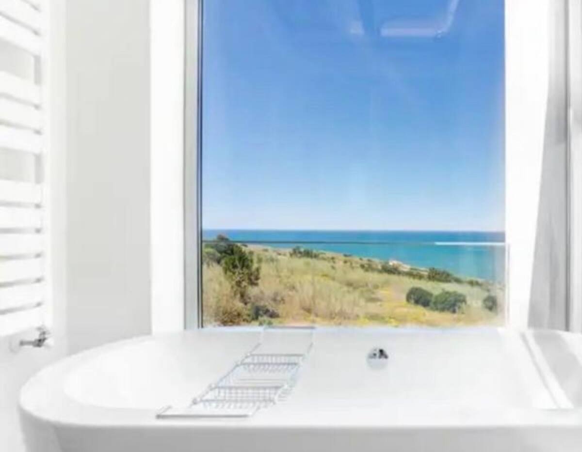Enjoy 100ft Wave from Bed - 1 Bed