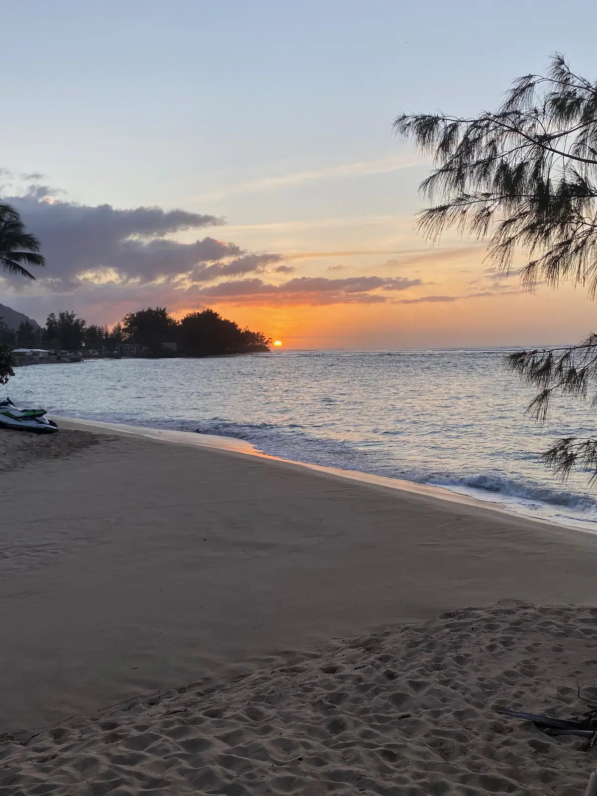 Beach front 2br with ocean and mnt views